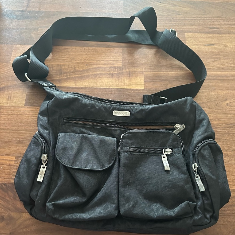 Baggalini black cheetah embossed anywhere bag
